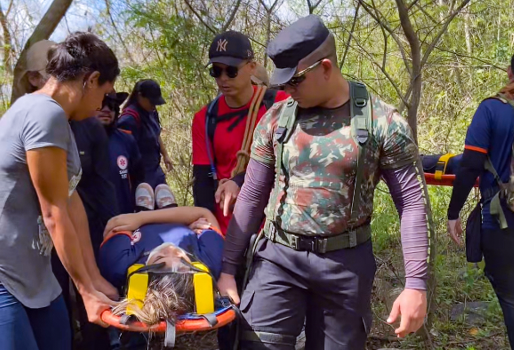 Vídeo: Escola de Socorristas realiza simulação de resgate em aula de campo no Morro do Torreão