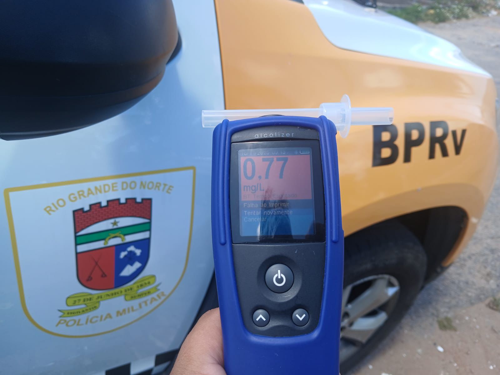 CPRE flagra motociclista dirigindo de forma perigosa e realiza prisão por embriaguez na Zona Oeste de Natal