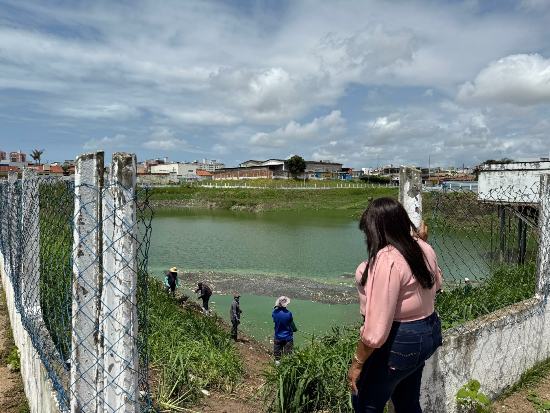 Sem licitação: Alegando emergência, Prefeitura fecha contrato de R$ 3,2 mi para limpeza de lagoas