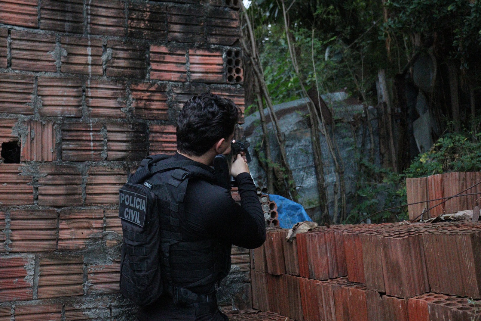 Polícia Civil cumpre mandado de prisão por tráfico de drogas e autua integrante de facção criminosa por domínio social estruturado em Natal